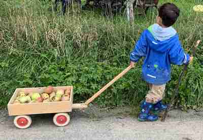 Kind mit Bollerwagen